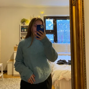 Blå varm tröja  - Plagget är ifrån H&M. Storlek S. Passar bäst med en tröja under. Fin turkosfärg! 