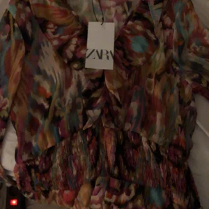 Zara klänning  - SUPER snygg Zara Klänning i strl S, helt ny och aldrig använd, bara testad. Prislappen är kvar😋 