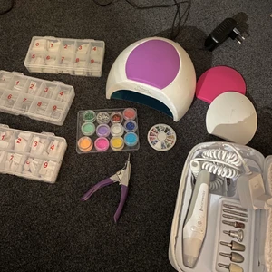 Nagelkit - Säljer nagelkit eftersom jag inte använder det längre. Det som följer med är tippar, glitter, stenar, nagelsax. En UV-lampa i bra skick (nypris 1000kr)  Elfil från remington med 8 olika bits (nypris 450 kr) Säljer allt för 700 plus frakt, pris kan diskuteras😊 frakten tillkommer