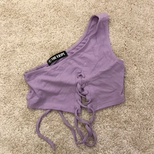 The Kript topp S - Lila croptopp från the kript i strl S. Använd 1 gg 