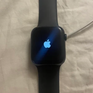 Apple Watch - Säljer min Apple Watch 5 då den inte kommer till användning ☺️ använd i ungefär 3 månader❤️