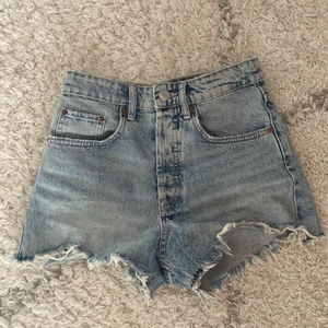 Shorts  - Säljer dessa jättefina shortsen i storlek 34. Använd ett fåtal gånger men är i jättebra skick. Köptes förra sommaren så jag är inte säker på om dom finns kvar. Skriv till mig om ni är intresserade 💓