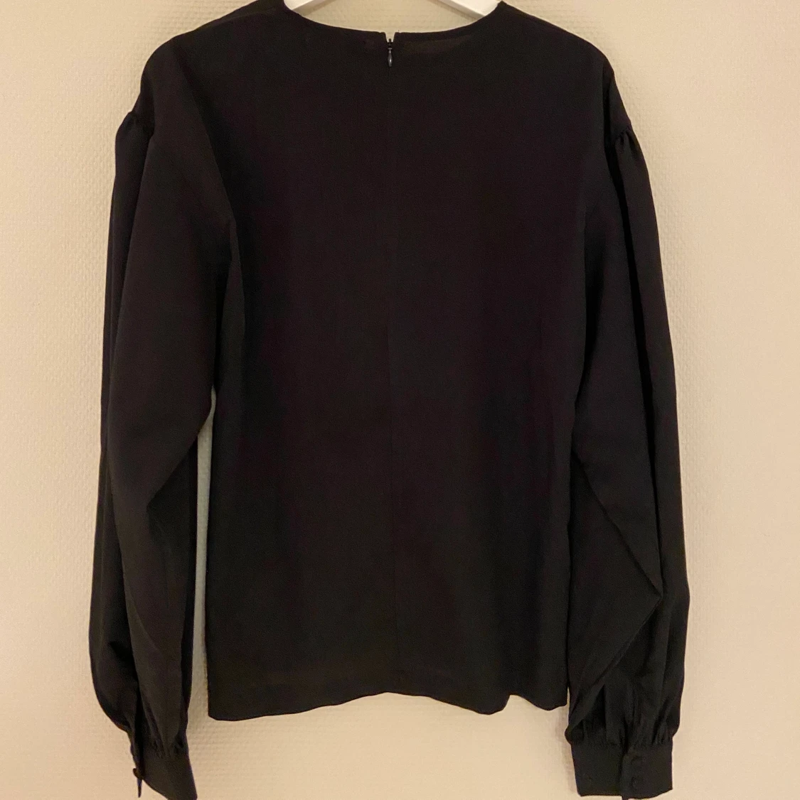 Svart blus med puffarna