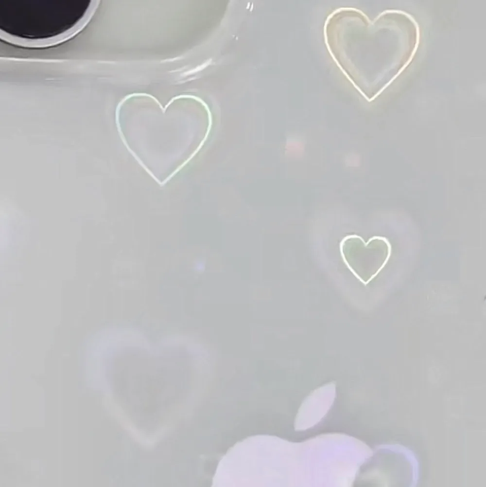 Hologram i mobilskal från LOVE, köpte det på tiktok när de var nedsatt från 500kr till 300kr, men köpte fel storlek. Kan tänka mig annat pris än det satta💗. Accessoarer.