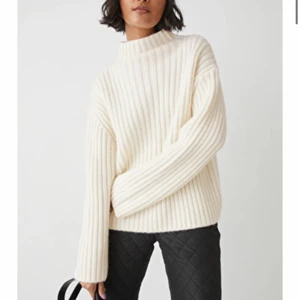 Stickad vit tröja - Superfin jättemysig vit stickad tröja i ull ifrån &Otherstories i stlk. S! Helt oanvänd med lapp kvar! Nypris 990kr!!