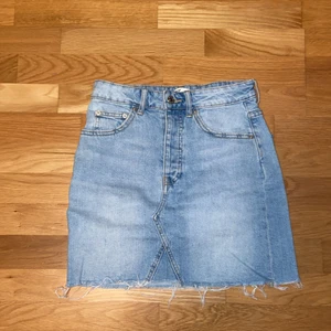 Jeanskjol - Jeanskjol från Gina med slitningar. Jättefin, säljer för att den inte kommer till användning. nypris: 349 kr. Dm för mer bilder💕köparen står för frakten