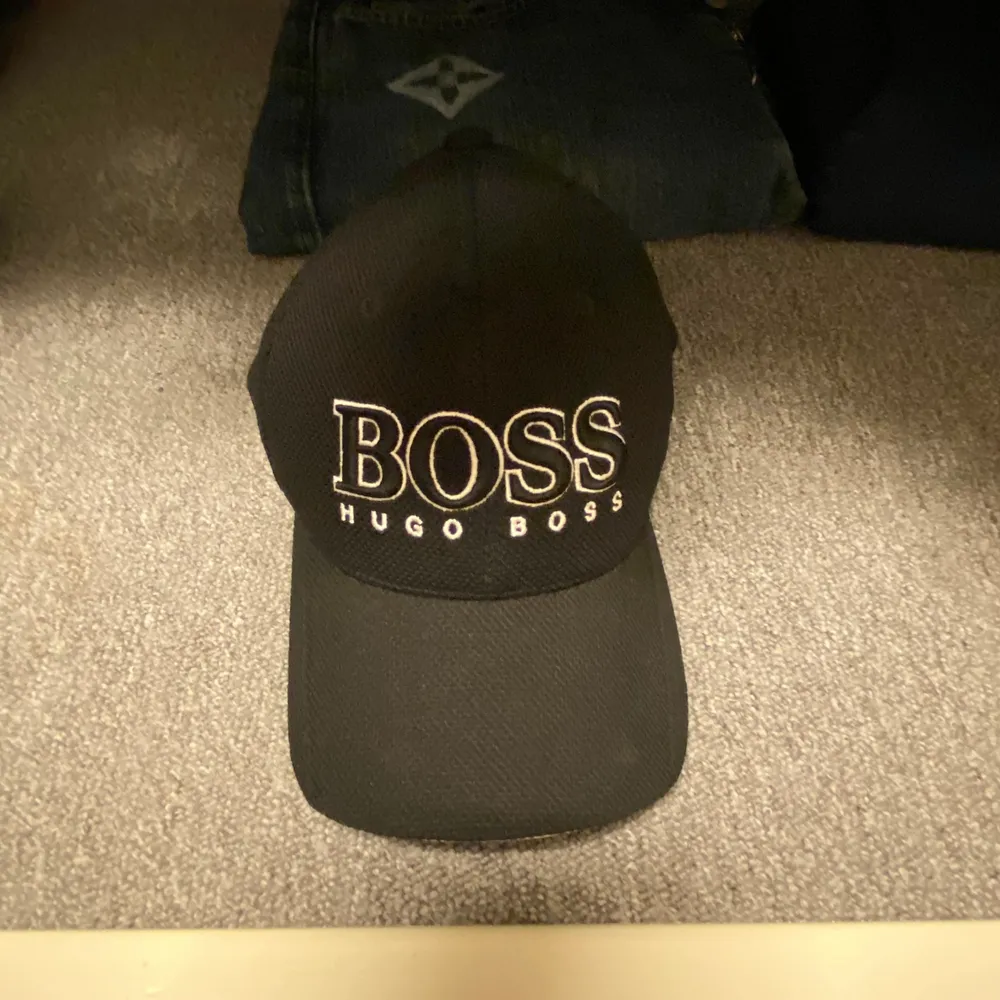 En fin Hugo boss keps. Den är i väldigt bra skick utan några fel alls.. Accessoarer.