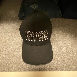 Hugo Boss keps - En fin Hugo boss keps. Den är i väldigt bra skick utan några fel alls.