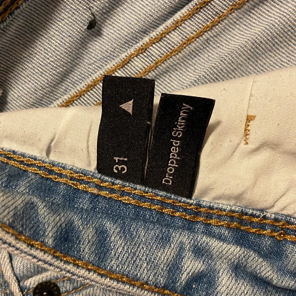 Ett par snygga jeans med slitna knän och snygga hål. De är ljusblå och fina till våren. Jeans & Byxor.