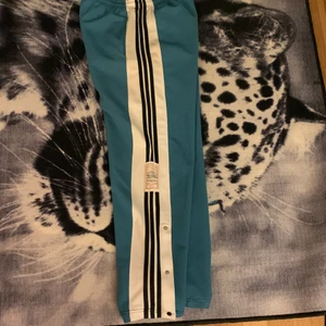 Vintage adidasbyxor - Riktigt vintage adidasbyxor. Står inte storlek men skulle säga att de sitter som en 32 i midjan och 34 i längden. 250kr