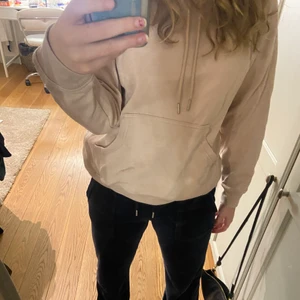 Rosa Hoodie  - Skönaste hoodie från hm, säljer pga används inte längre tyvärr. Köpt för något år senan och är använd några enstaka gånger. Färgen gör sig inte rätt på bilderna och är mer gammalrosa i verkligheten💖