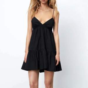 Säljer min svarta klänning från zara i storlek xs! Köptes i somras och är endast använda ca 5-7 ggr💖 KÖP DIREKT FÖR 500kr💖