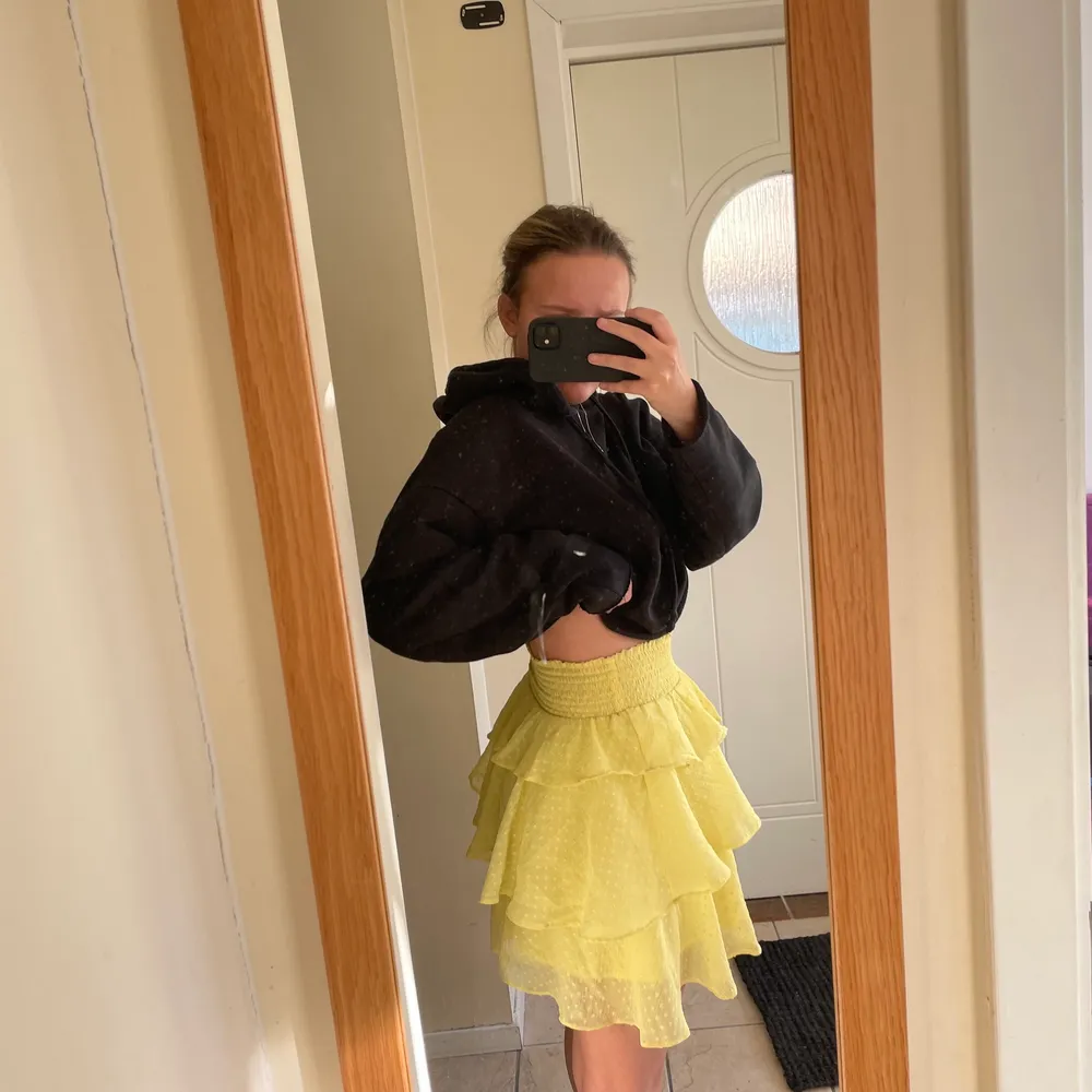 Volang kjol i den finaste gula färgen! Köpt för 600 på Zalando! Märket heter Y.A.S! Den är i storlek S men den är stretchig så den passar större också!. Kjolar.