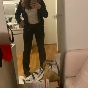 Mid Rise Kostymbyxor - Säljer dessa kostymbyxor från day, jättefint skick och köpta secondhand. Midrise och ganska true to size⚡️ skriv privat för mått och liknande💞💞