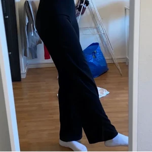 Kostymbyxor  - Säljer mina jättefina kostymbyxor som jag köpte för två månader sen de har tyvärr blivit korta på mig. Jag skulle kunna säga att de passar någon runt 167 och neråt. Byxorna har dragkedja vid sidan och de är i en jättebra skick 💕hör av er om ni har några frågor