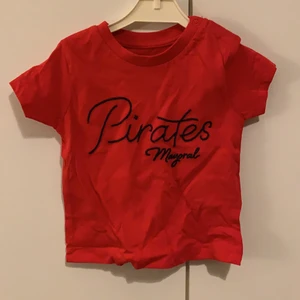 T-shirt  - T-shirt med brodyr. Helt nytt kollektionsprov 