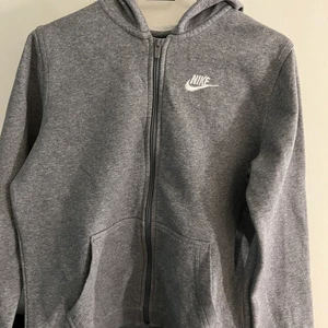 Nike kofta  - Säljer min gråa Nike kofta. Säljer då jag inte använder den längre