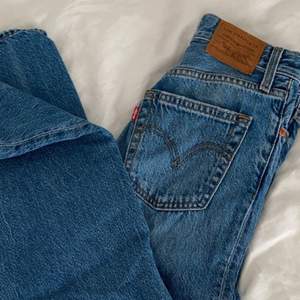 Raka Levis jeans som blivit för små för mig. Knappt använda därav super bra skick. Modellen ”Ribcage Straight”. Köparen står för frakten ❤️ Nypris 1100kr