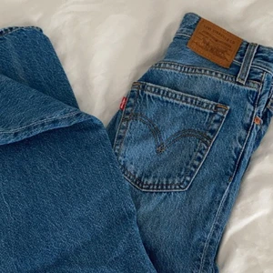 Levis jeans - Raka Levis jeans som blivit för små för mig. Knappt använda därav super bra skick. Modellen ”Ribcage Straight”. Köparen står för frakten ❤️ Nypris 1100kr