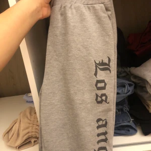 Mjukisbyxor - Säljer dessa gråa mjukisbyxor med fickor bak och dem har även snören dem är utsvängda längst ner sitter jätte fint på. Storlek xs jag är 173 o dem sitter perfekt har s-m i vanligt så skulle säga dem passar typ xs-m