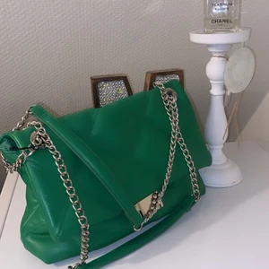 Grön Väska - As cool grön väska köpt i London-  säljes 😜 fick den i julklapp men kommer inte riktigt användas💚💚 köparen står för frakt! 