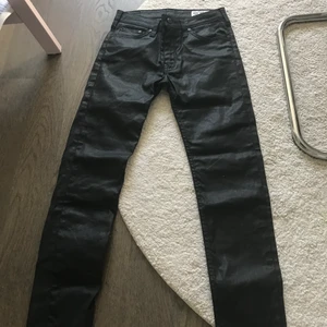  jeans - Ett par jeans i storlek 28/32 som är för stora för mig, dem var dyrt köpta men startar ändå budgivning på 90 kr märket är crocker, andvända en gång