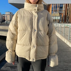 Vinterjacka - Slutsåld dunjacka köpt på nakd i stl M! Super mysig och varm🥰 hör av er vid intresse! Möter helst upp frakten kommer bli dyr för den som köper 