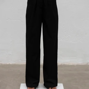 A dsgn kostymbyxor - Helt nya adsgn kostymbyxor med lappen kvar! Storlek XXS, köpare står för frakt. Kolla gärna in Amalia UF på Instagram för fina och billiga secondhandplagg💖