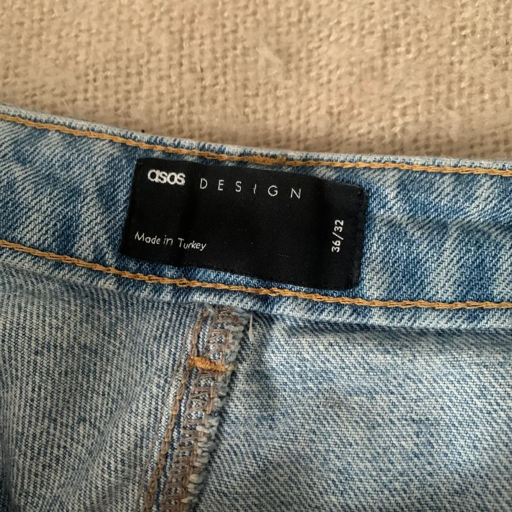 Perfekta oversize jeansen från Asos! Väl använda men fortfarande väldigt bra skick! Passar 48/50! 175kr inklusive frakt. Jeans & Byxor.