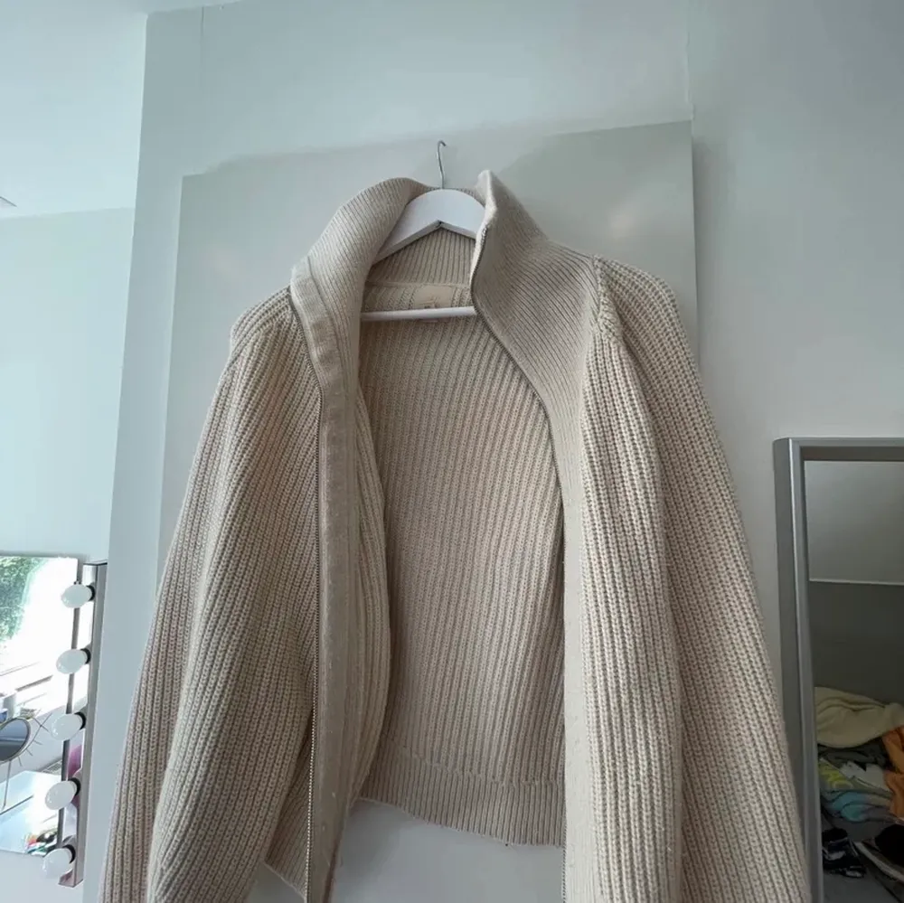 Så fin stickad zip hoodie 💕strl M men passar xs-m beroende på hur man vill att den ska sitta . Tröjor & Koftor.
