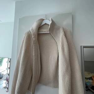 Så fin stickad zip hoodie 💕strl M men passar xs-m beroende på hur man vill att den ska sitta 