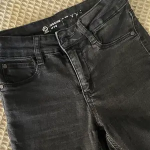 Tights svarta jeans från Cubus. Superfina i en lite tvättad/gråare färg. Har tyvärr blivit för små för mig nu. Texten har släppt något på insidan, men annars fint skick!! Kan frakta, 57kr spårbart🦋