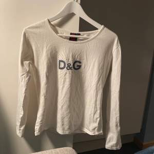 Riktigt göllig tröja med Dolce&Gabbana-tryck ⭐️ Har några flaws (se sista bild) står storlek xxl men är snarare en S-M
