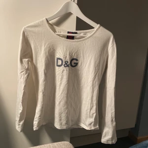 D&g tröja - Riktigt göllig tröja med Dolce&Gabbana-tryck ⭐️ Har några flaws (se sista bild) står storlek xxl men är snarare en S-M