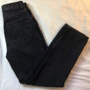 Helt nya svarta mom jeans från Zara i storlek 36. Aldrig använda. Köpta för 360kr men säljer för 280kr + frakt. Köparen står för frakten.