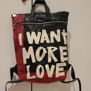 Ryggsäck Desigual - Ryggsäck från Desigual, i sort sätt oanvänd. Bra skick och alla dragkedjor funkar. Tillverkad i veganskt läder.