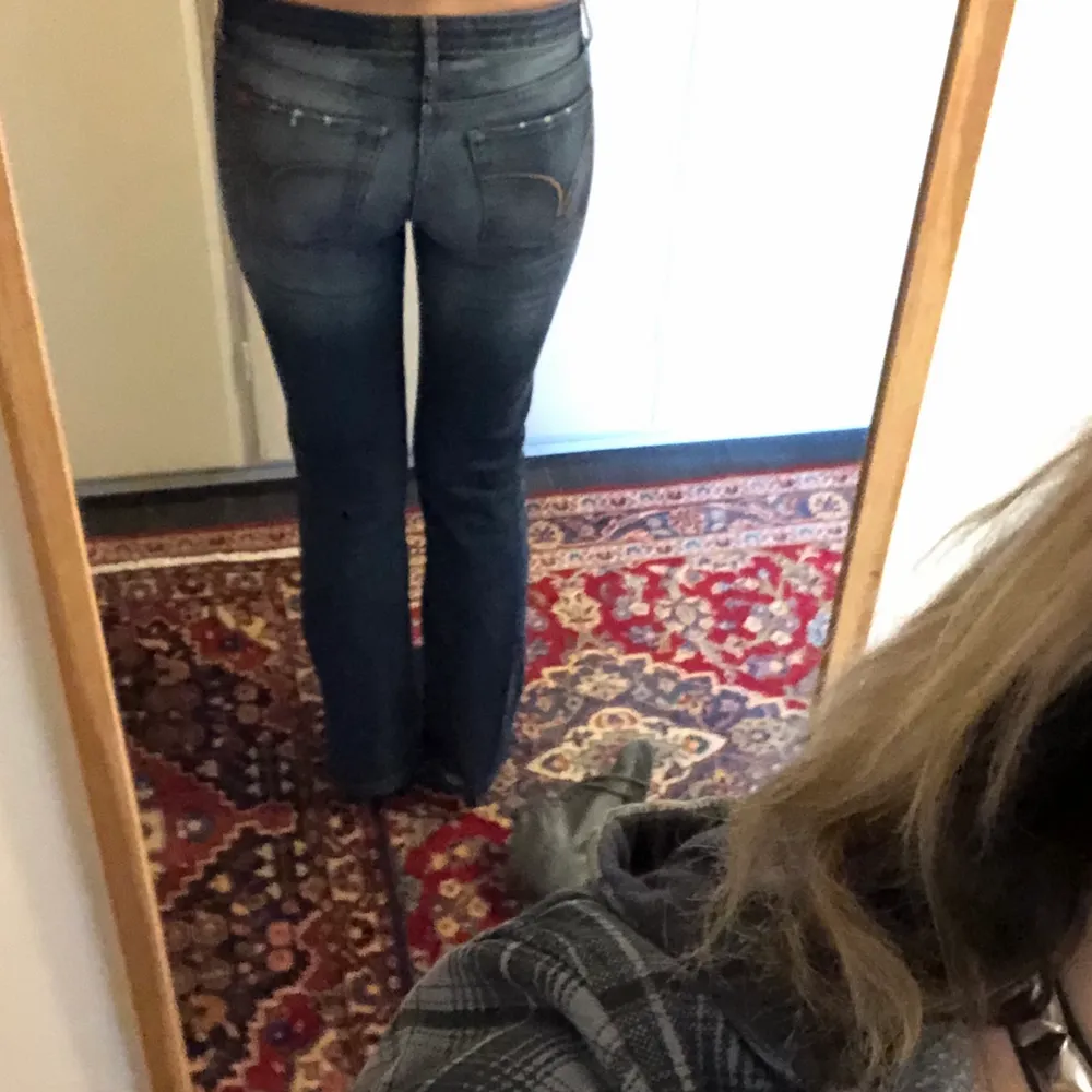 Jättesnygga jeans som tyvärr har blivit en gnutta för små på mig 😞 Dem är i storlek 29 och ganska små i storleken. Kan mötas i göteborg 💋 midjemått: 80cm, innerbenslängd: 81cm. Jeans & Byxor.