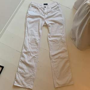 Vita Armani jeans i rak modell, köpta secondhand🤍 Lågmidjade och skitsnygga!!! Vet tyvärr inte vilken storlek det är men midjemåttet är 78 cm och innerbenslängden är 77 cm🤍