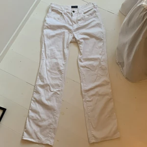 Vita Armani Jeans🤍 - Vita Armani jeans i rak modell, köpta secondhand🤍 Lågmidjade och skitsnygga!!! Vet tyvärr inte vilken storlek det är men midjemåttet är 78 cm och innerbenslängden är 77 cm🤍