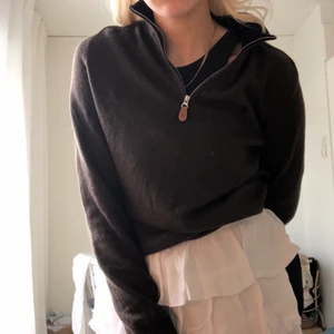 Half-zip tröja  - Superfin brun half-zip från Morris! Herrstorlek M men passar de flesta (jag brukar bära XXS-S). Merinoull i superfin kvalitet! Ord. Pris 1599 kr🤎