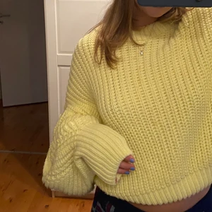 Stickad tröja  - Stickad tröja från Zara, knappt använd, köpare står för frakt 