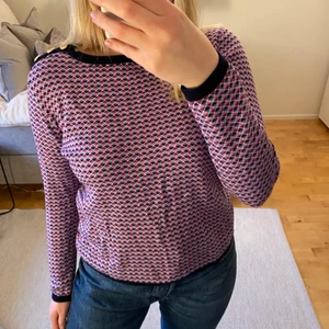 Rutig tröja  - Säljer min rutiga stickade tröja eftersom den inte används. Fint skick med guldknappar på axeln. Köparen står för frakten och jag fraktar endast. 🤎