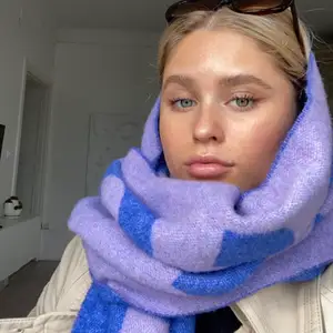 Lila och blå acne halsduk