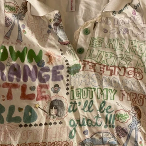 Tshirt - Snygg tshirt med coolt mönster på framsidan från fornarnia. Ljusrosa spets detaljer!