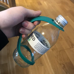 Flask-hållare - Nu säljer jag en flask-hållare från flying tiger! Perfekt när man tränar och inte han hålla i vattenflastkan ordentligt, aldrig använd påriktigt bara testad. Säljer pga att jag inte fått använding av den. Den är 22.5 cm på längden och kan hålla en mindre vattenflaska. (Flaskan på bilden är inte till salu just nu) 7kr + 26kr frakt = 33kr totalt 💖
