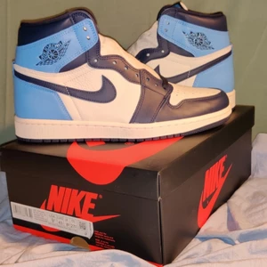 Air Jordan 1 Retro High OG Obsidian - Helt nya och oanvända. Köptes till mig från StockX som julklapp, men storleken var fel :/