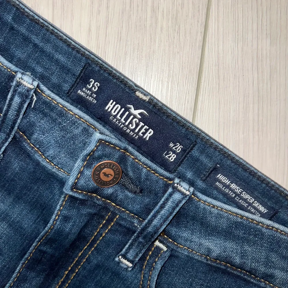 High-Rise Super Skinny jeans  Från Hollister Strl 3S, W26, L28 Knappt använda.  Nypris: 600kr  Mitt pris: 50kr  Vid snabb affär så kan priset diskuteras!  Fraktkostnad kan tillkomma!. Jeans & Byxor.