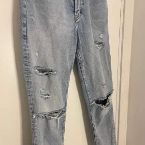 Jeans - Jeans från hm i storlek 40 små i storleken så passar 36-38 oxå beroende hur man vill dem ska sitta. Köparens tår för frakten!💞
