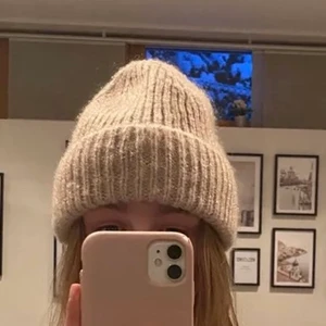 Mössa - Beige mössa från Wera! Bra skick och har snygg passform💓säljs pga har inte användning för den.  ( första bilden är lånad bild från Plick på samma mössa som säljs, men sista är mina egna). Skriv vid frågor!