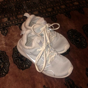 Sneakers - visade sig vara för små och krossade mitt hjärta. Råkade följa med i tvätten en gång på något vänster vilket gjorde dem lite skrynkliga, men de är hela och fina ändå! Älskar färgen